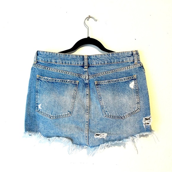 Free People SZ 28 Mini Jean Skirt Wild Rose Embroidered Studded Fray Distressed - Picture 5 of 7